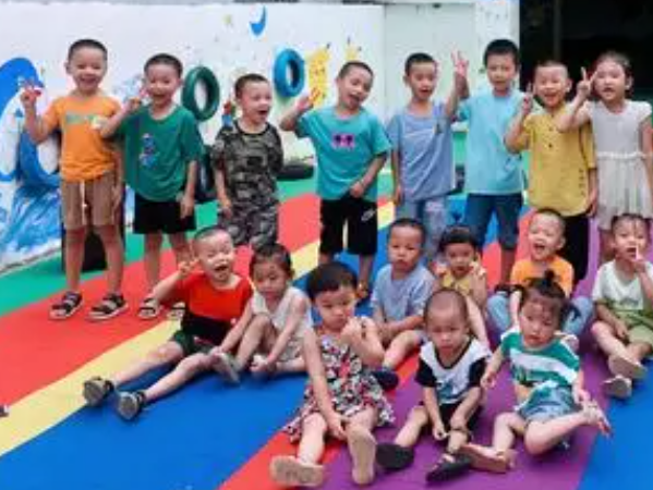 孩子们脱下鞋袜用小手摆整齐欢快地扑向老师的怀抱 孩子们脱下鞋袜用小手摆整齐欢快地扑向老师的怀抱