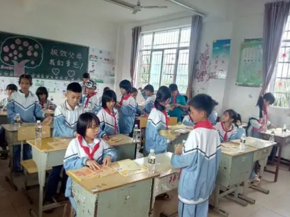 基础薄弱区域学位供应量体裁衣加强教育资源跨学段调整